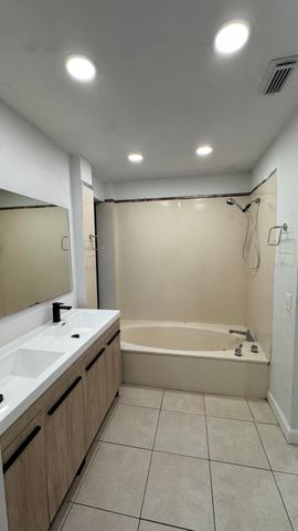 802 Saint Andrews Road 15, Hollywood, FL 33021