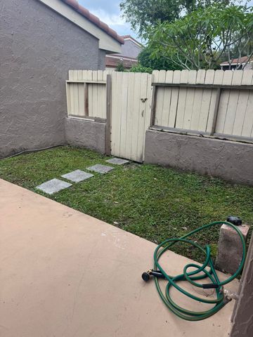 802 Saint Andrews Road 15, Hollywood, FL 33021