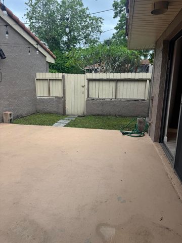 802 Saint Andrews Road 15, Hollywood, FL 33021