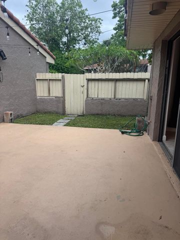 802 Saint Andrews Road 15, Hollywood, FL 33021