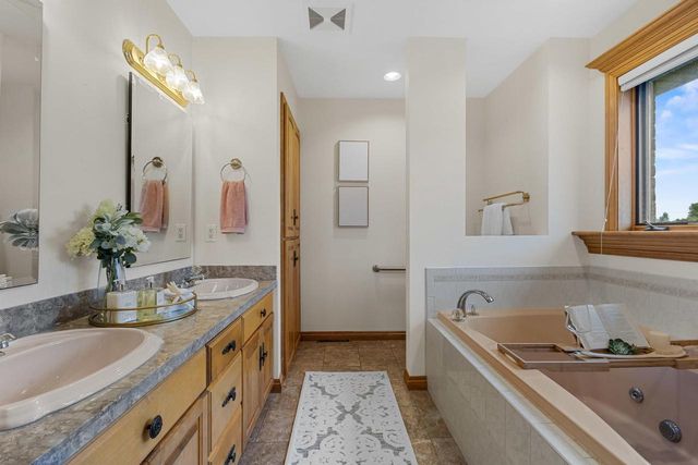 2516 VAN RITE COURT, Green Bay, WI 54301