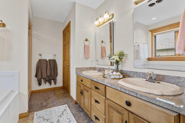 2516 VAN RITE COURT, Green Bay, WI 54301