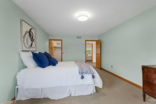 2516 VAN RITE COURT, Green Bay, WI 54301