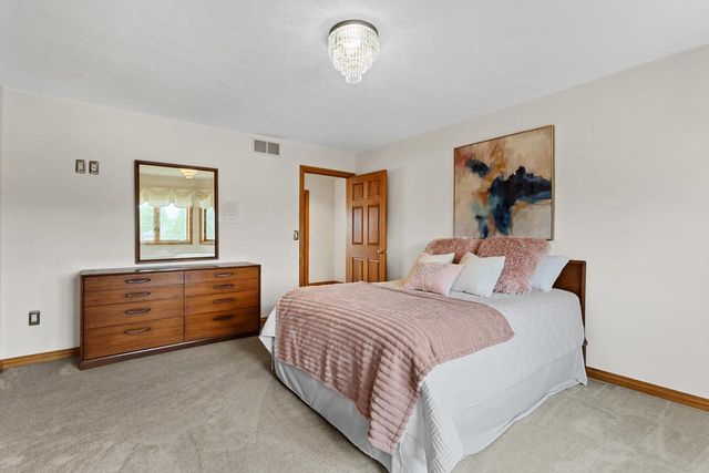 2516 VAN RITE COURT, Green Bay, WI 54301