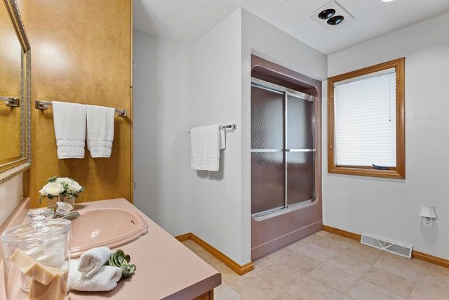 2516 VAN RITE COURT, Green Bay, WI 54301