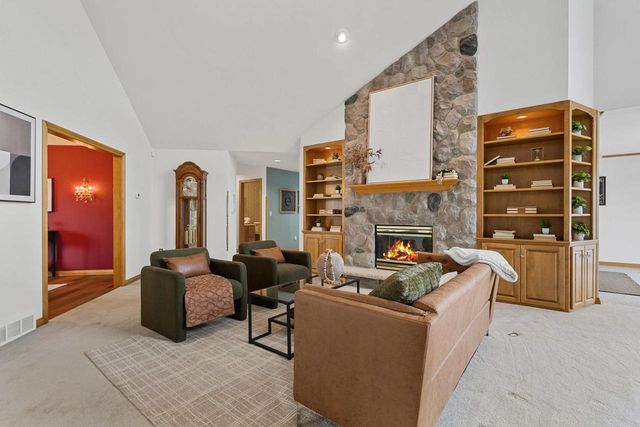 2516 VAN RITE COURT, Green Bay, WI 54301