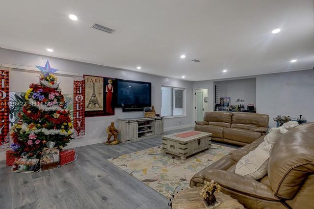 8290 Sunset Dr, Miami, FL 33143