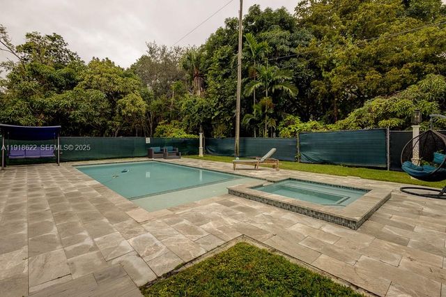 8290 Sunset Dr, Miami, FL 33143