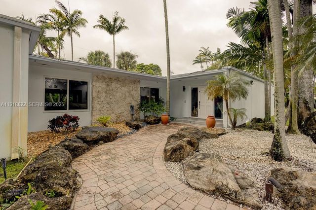 8290 Sunset Dr, Miami, FL 33143