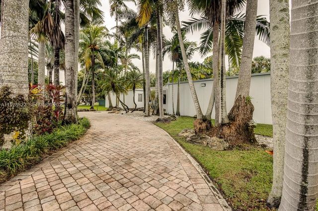 8290 Sunset Dr, Miami, FL 33143