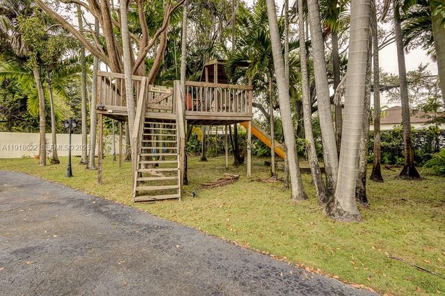 8290 Sunset Dr, Miami, FL 33143