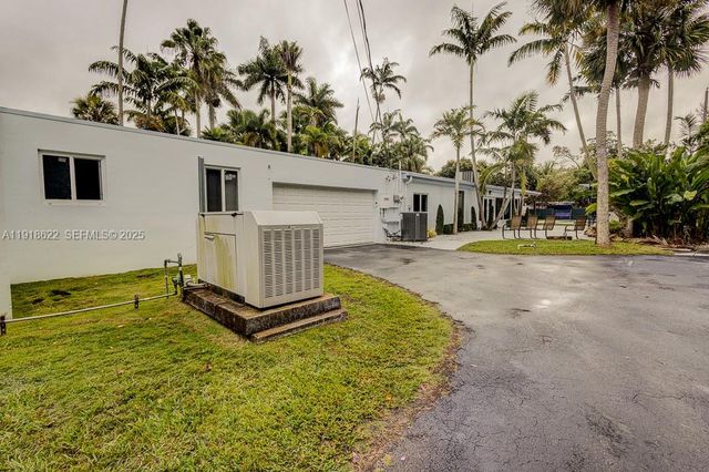 8290 Sunset Dr, Miami, FL 33143