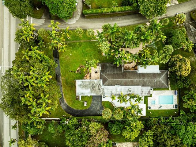 8290 Sunset Dr, Miami, FL 33143