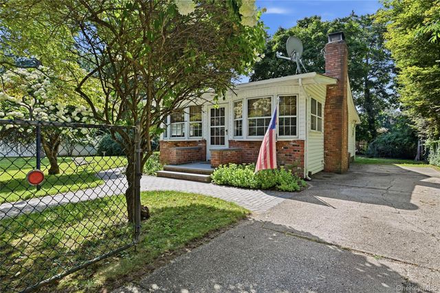 76 Queen Road, Rocky Point, NY 11778