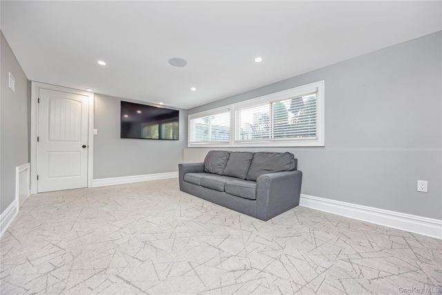 42 Sandy Lane, Massapequa, NY 11758
