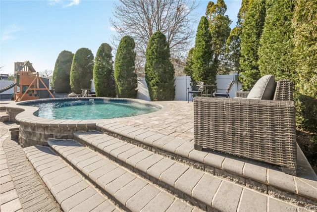 42 Sandy Lane, Massapequa, NY 11758