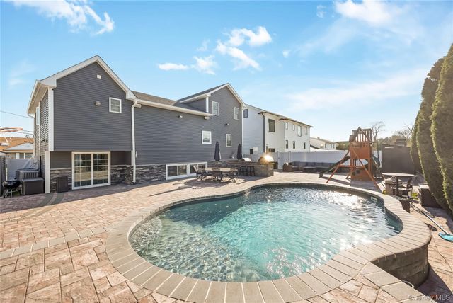 42 Sandy Lane, Massapequa, NY 11758