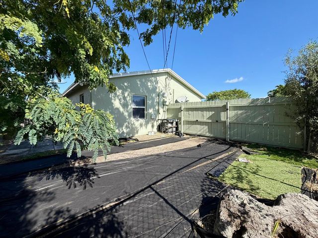 1001 W 9th Street B, Riviera Beach, FL 33404