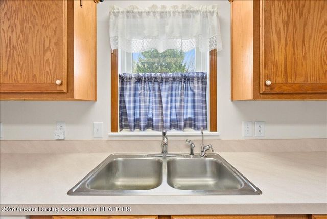 9215 S Clinton Trail, Eaton Rapids, MI 48827