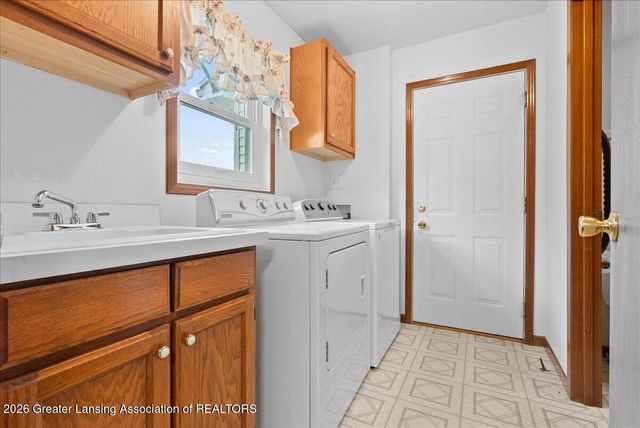 9215 S Clinton Trail, Eaton Rapids, MI 48827