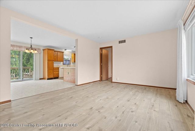 9215 S Clinton Trail, Eaton Rapids, MI 48827