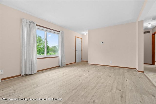 9215 S Clinton Trail, Eaton Rapids, MI 48827