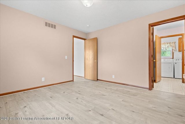 9215 S Clinton Trail, Eaton Rapids, MI 48827