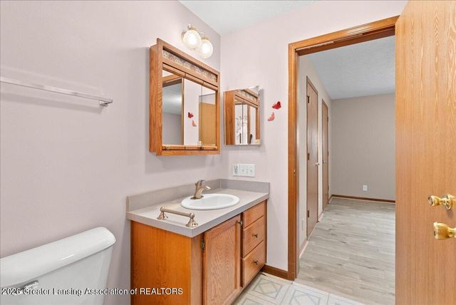 9215 S Clinton Trail, Eaton Rapids, MI 48827