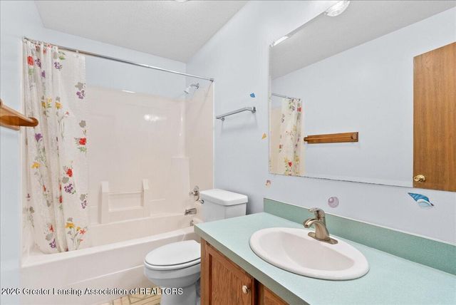 9215 S Clinton Trail, Eaton Rapids, MI 48827
