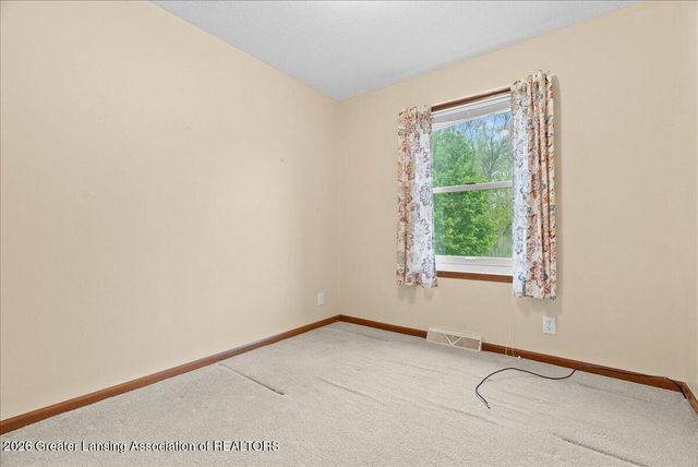 9215 S Clinton Trail, Eaton Rapids, MI 48827