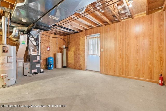 9215 S Clinton Trail, Eaton Rapids, MI 48827