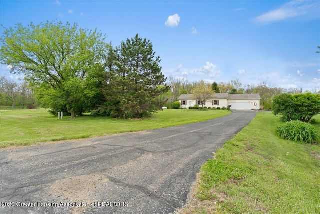 9215 S Clinton Trail, Eaton Rapids, MI 48827