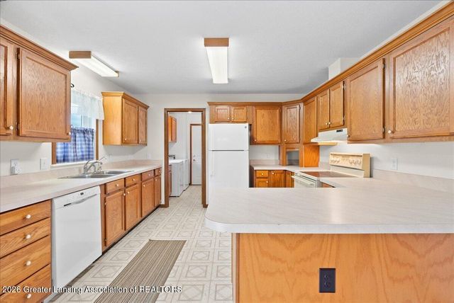 9215 S Clinton Trail, Eaton Rapids, MI 48827
