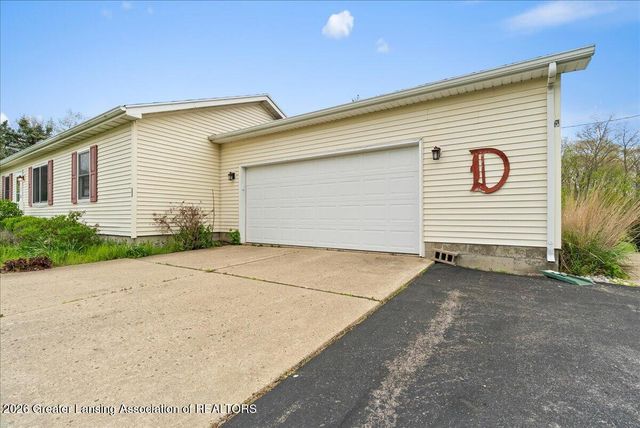 9215 S Clinton Trail, Eaton Rapids, MI 48827