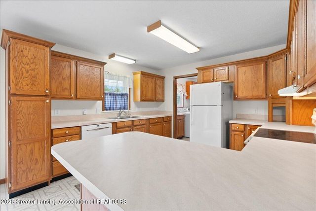 9215 S Clinton Trail, Eaton Rapids, MI 48827