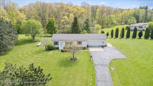 9215 S Clinton Trail, Eaton Rapids, MI 48827