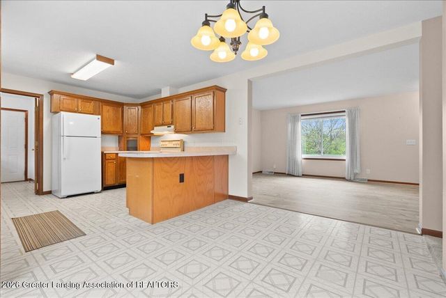 9215 S Clinton Trail, Eaton Rapids, MI 48827