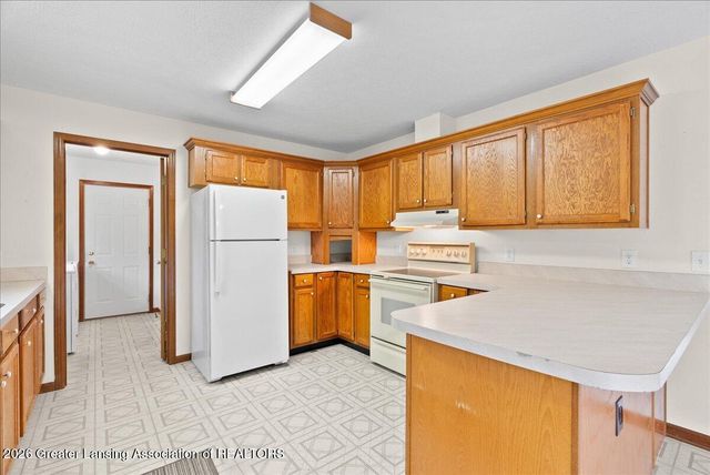 9215 S Clinton Trail, Eaton Rapids, MI 48827