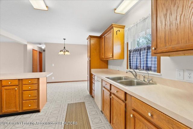 9215 S Clinton Trail, Eaton Rapids, MI 48827