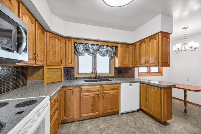 648 42nd St NE, Cedar Rapids, IA 52402
