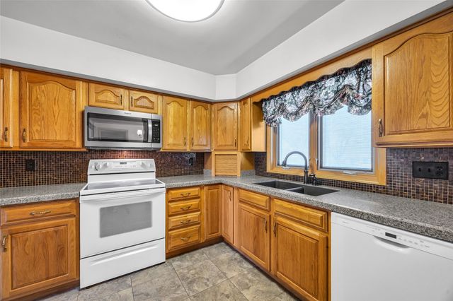 648 42nd St NE, Cedar Rapids, IA 52402
