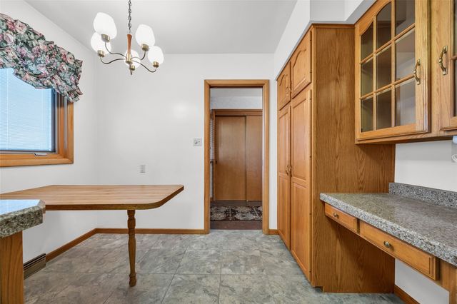 648 42nd St NE, Cedar Rapids, IA 52402