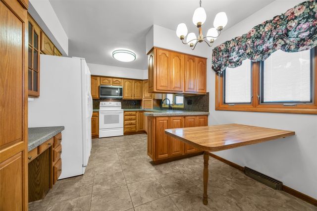 648 42nd St NE, Cedar Rapids, IA 52402