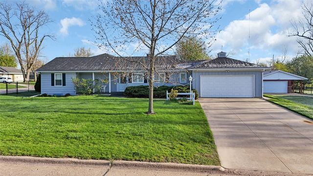 648 42nd St NE, Cedar Rapids, IA 52402