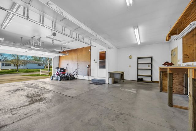 648 42nd St NE, Cedar Rapids, IA 52402