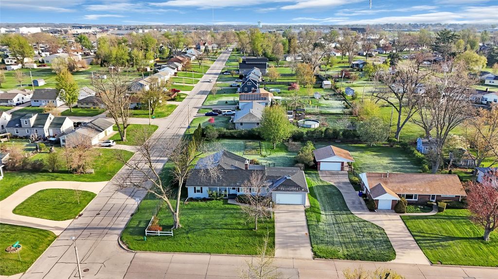 648 42nd St NE, Cedar Rapids, IA 52402