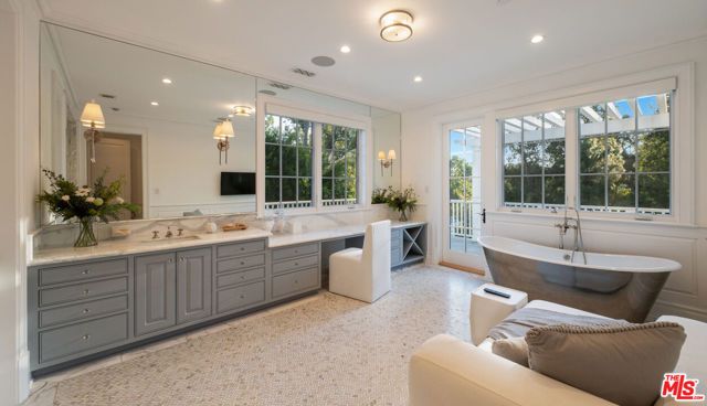 491 N Tigertail Road, Los Angeles, CA 90049