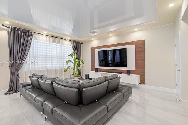 1475 Silk Oak Dr, Hollywood, FL 33021