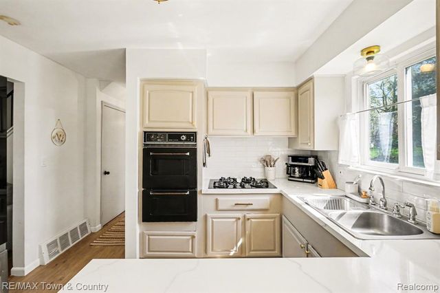 308 Old Bridge Road, Grand Blanc, MI 48439