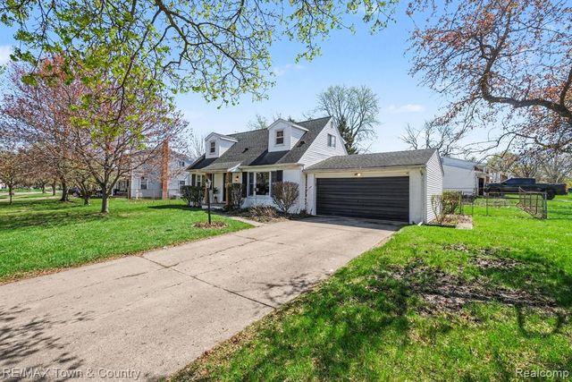 308 Old Bridge Road, Grand Blanc, MI 48439